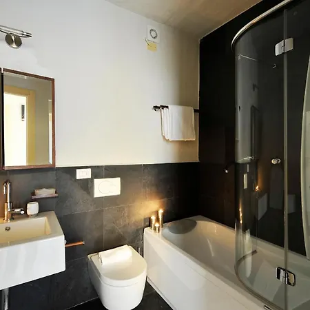 Sleeps 4 Pool Air Con *